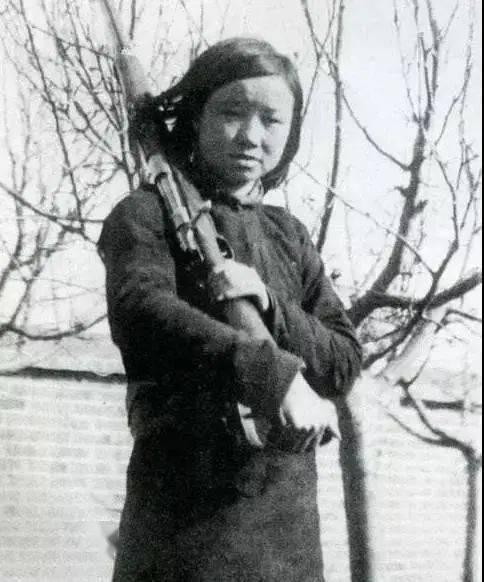 1944年，她把鬼子摁进开水锅烫死，又把军官踹进火堆，之后被鬼子刺穿腹部活埋，结