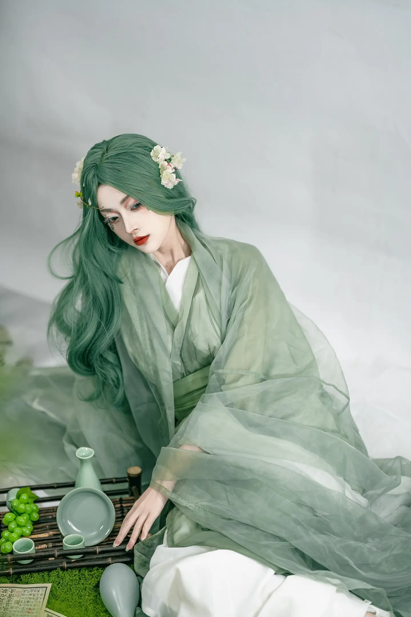 索尼a7m4丨后期详细分析。拍好照片，构思很重要，拍之前我们要想好画面的主色是什么（前期的主色调，会直接影响后期的调色）。
第一：尽可能的拿到一张前期曝光准备，对焦精准不虚的图（就像原食材一样）我会在前期给模特面部➕强光，以保证小姐姐后期变白更加自然（我认为这很重要）
第二：拿到原汁原味的原片后，我们进入调色界面，唇红面白，会更有氛围感，用【高低频】磨皮，再叠加一层高频（不透明度30%）会更有质感。
前期工作永远大于后期，不要盲目追求相机参数（毕竟环境不一样）要理解相机内置参数的意义，才好根据现场情况来优化。
我把我压箱底的思路都交出来来了，希望你们点个赞再走！