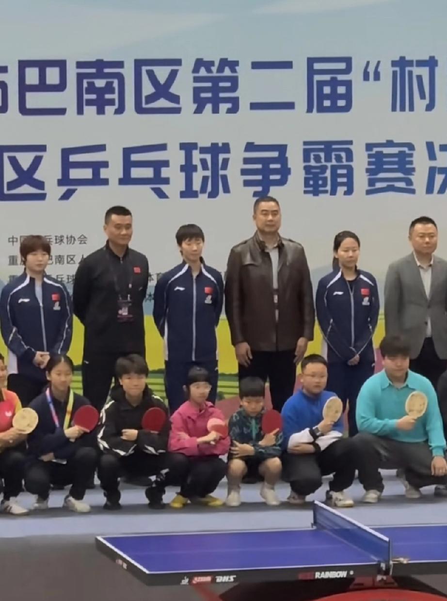 今日在重庆与队友陈幸同、蒯曼、陈熠、徐奕等人一起参加国球进社区活动的王曼昱。
与