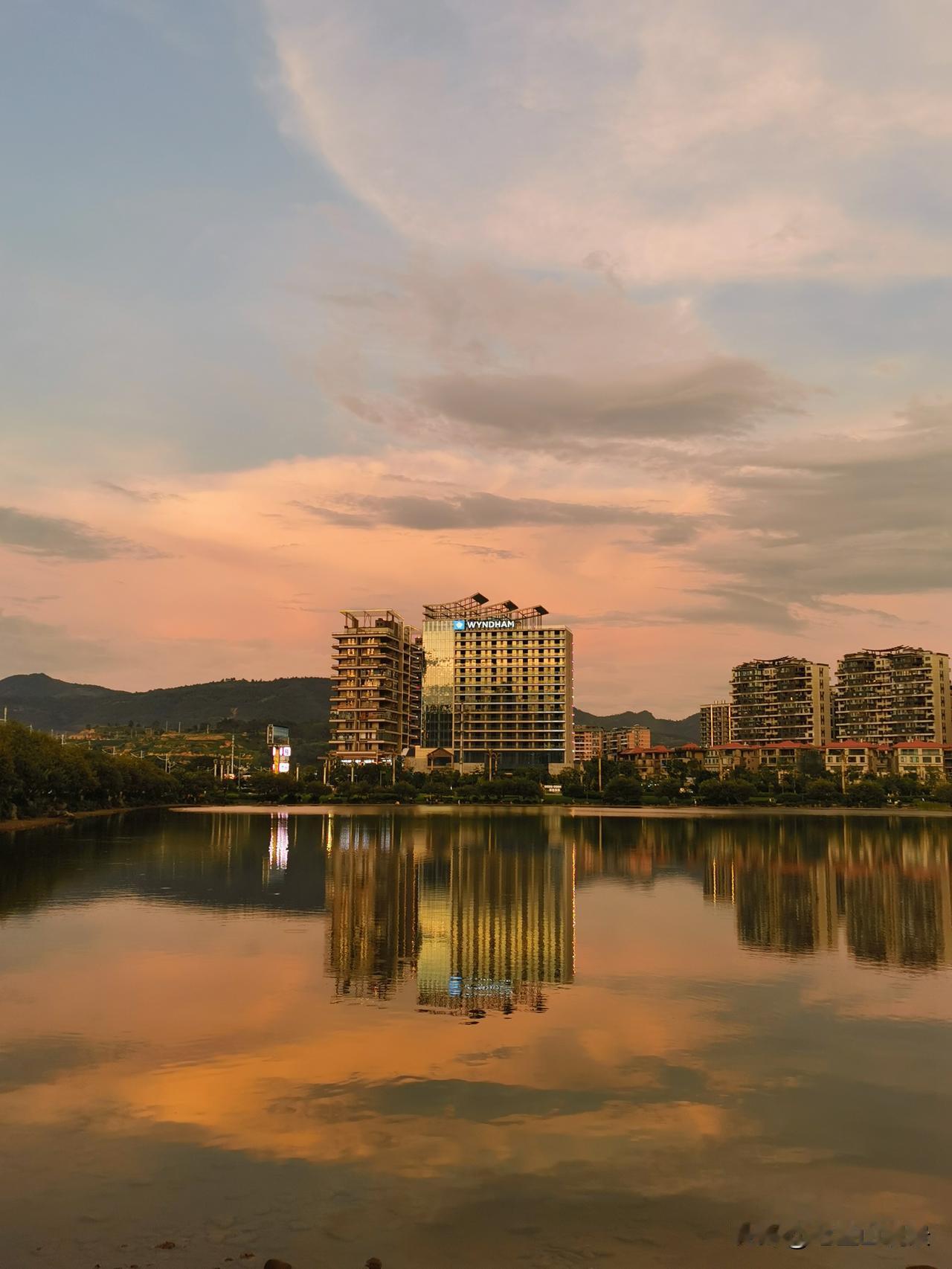 发张你手机里最美的夕阳照可以吗