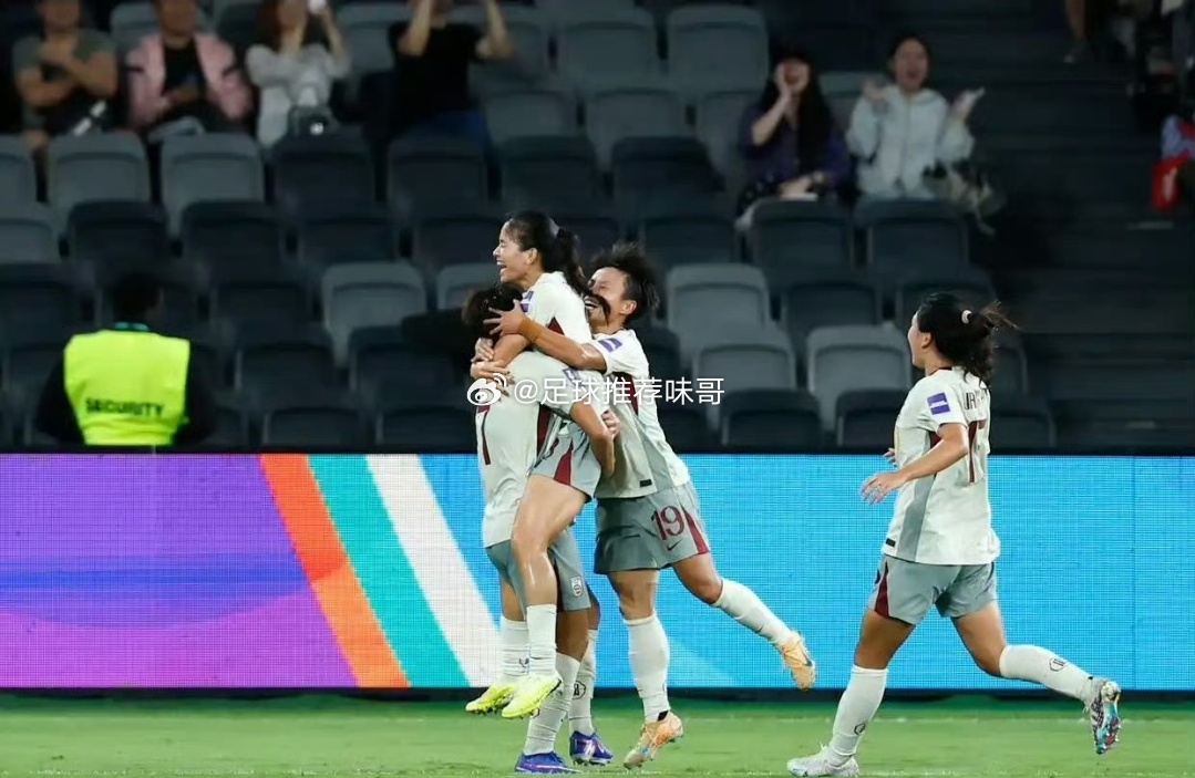 中国女足2比1朝鲜女足中国女足这两年来踢得最好的一场比赛了 