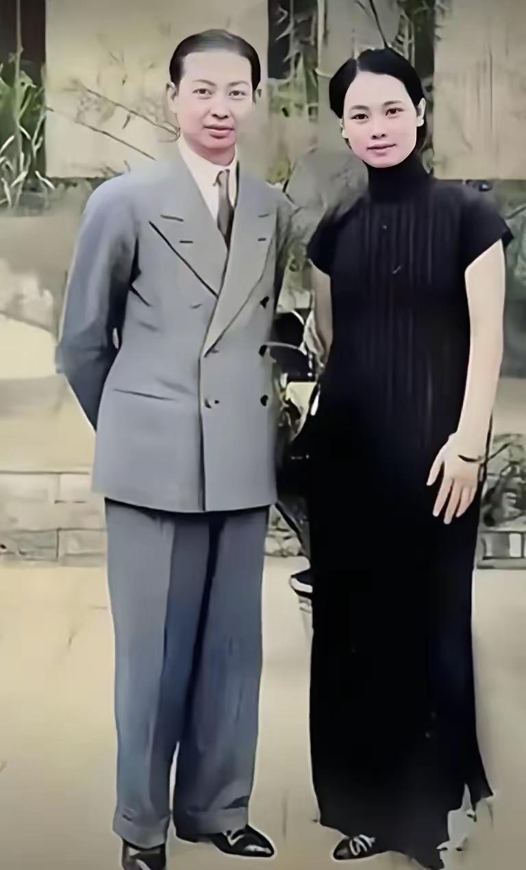 这是京剧大师梅兰芳和第二任妻子福芝芳的真实样貌，都看看，俩人的五官是女娲娘娘仔细