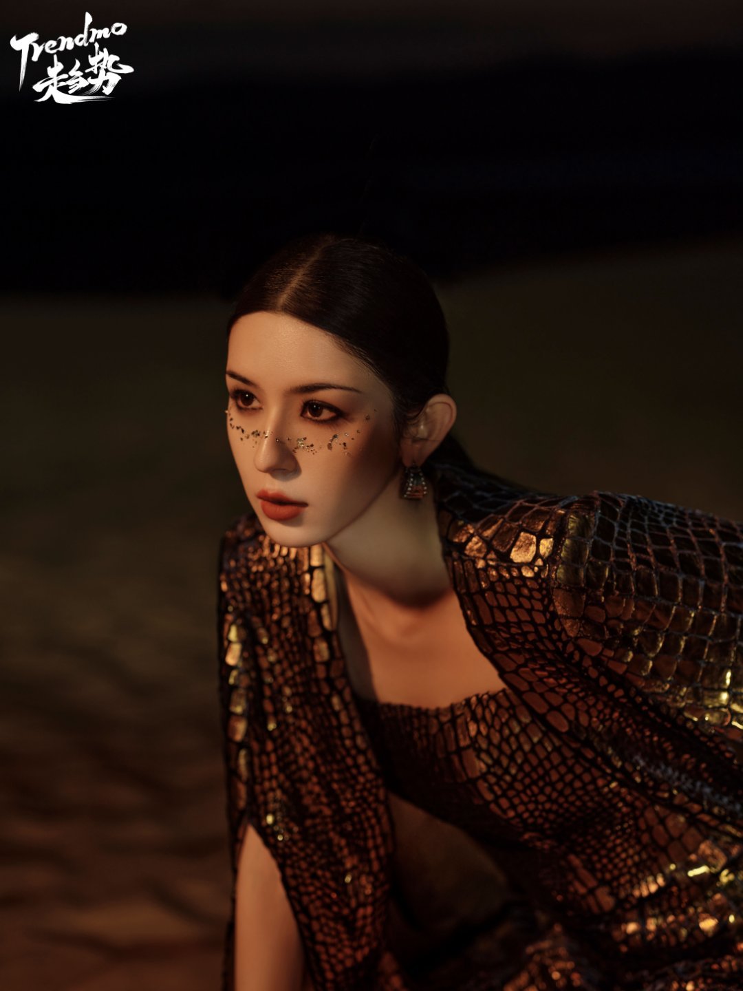 #哈妮克孜炙烈红衣大片#哈尼克孜的这组红衣造型很特别啊，异域风情十足，哈尼克孜什