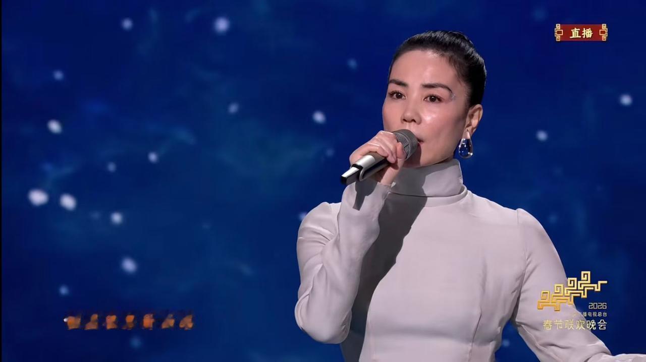 唱出了一种唱现场的感觉，嗓音辨识度一点都没了！王菲一开口时间都慢了 春晚