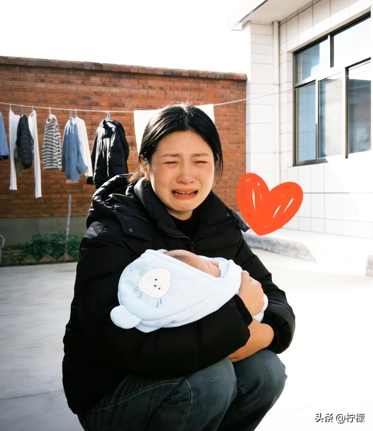 婆婆不在了。
今天老公打开监控想看看公公，
没想到居然看到小姑子抱着宝宝蹲在院子