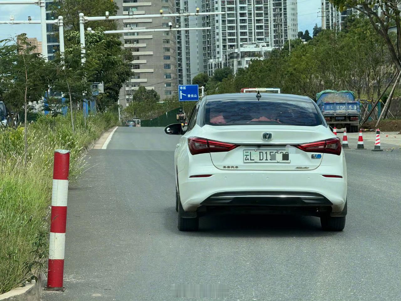 多地新能源车牌绿色变白色不知为何，这种情况在云南能见度最高