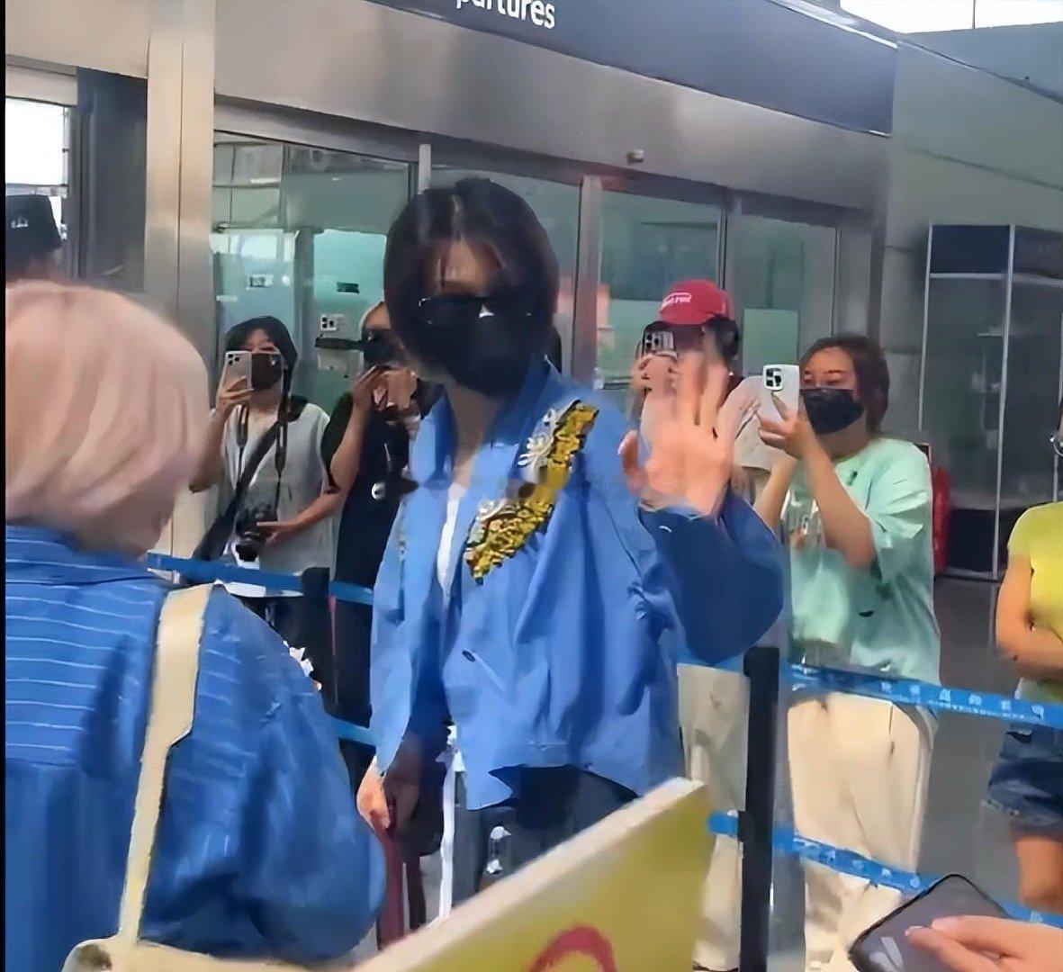 曾沛慈在机场一直和粉丝挥手告别刚拿下乘风总冠军返程的曾沛慈，在机场的暖心举动直接