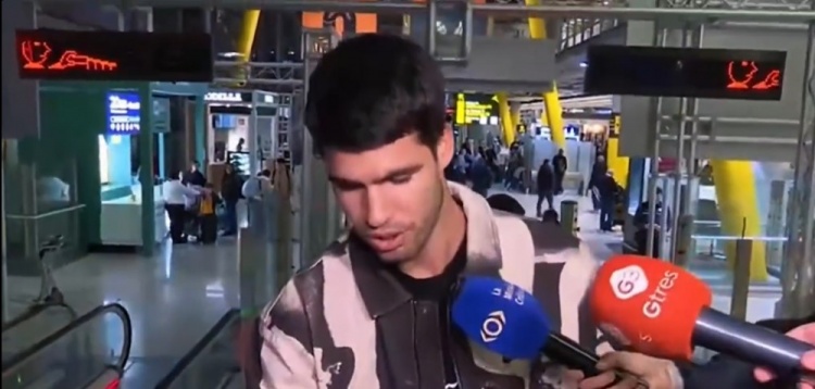 新科全满贯！阿卡返回西班牙接受采访：非常开心，我要在家里庆祝