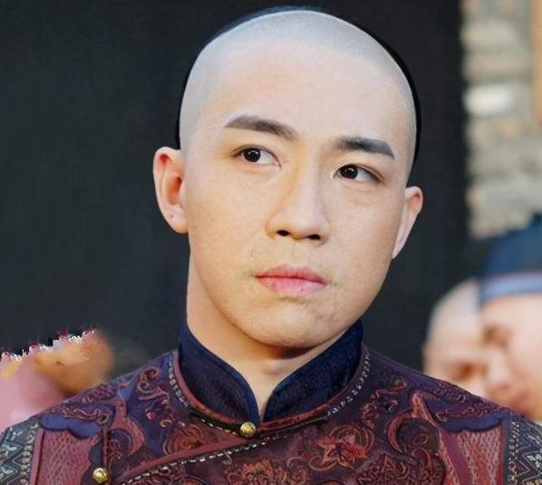 2017年，俞灏明在机场遇到刘烨，激动地一把搂住他的胳膊：“哥”，结果刘烨直接甩