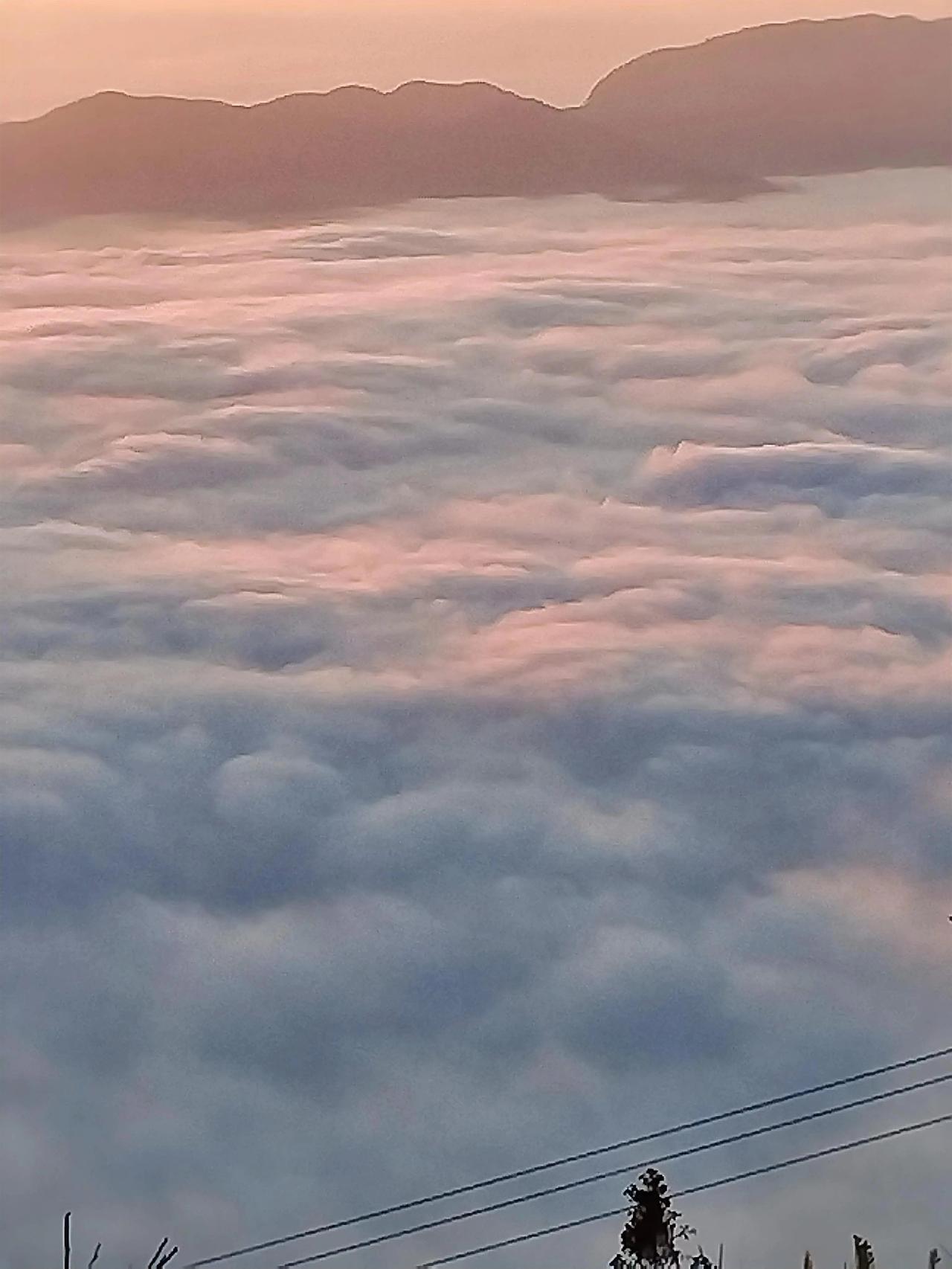 冬日生活打卡季 云海翻腾，远山如黛。昔归云海，宛如一幅流动的水墨画，在这寒冷冬日