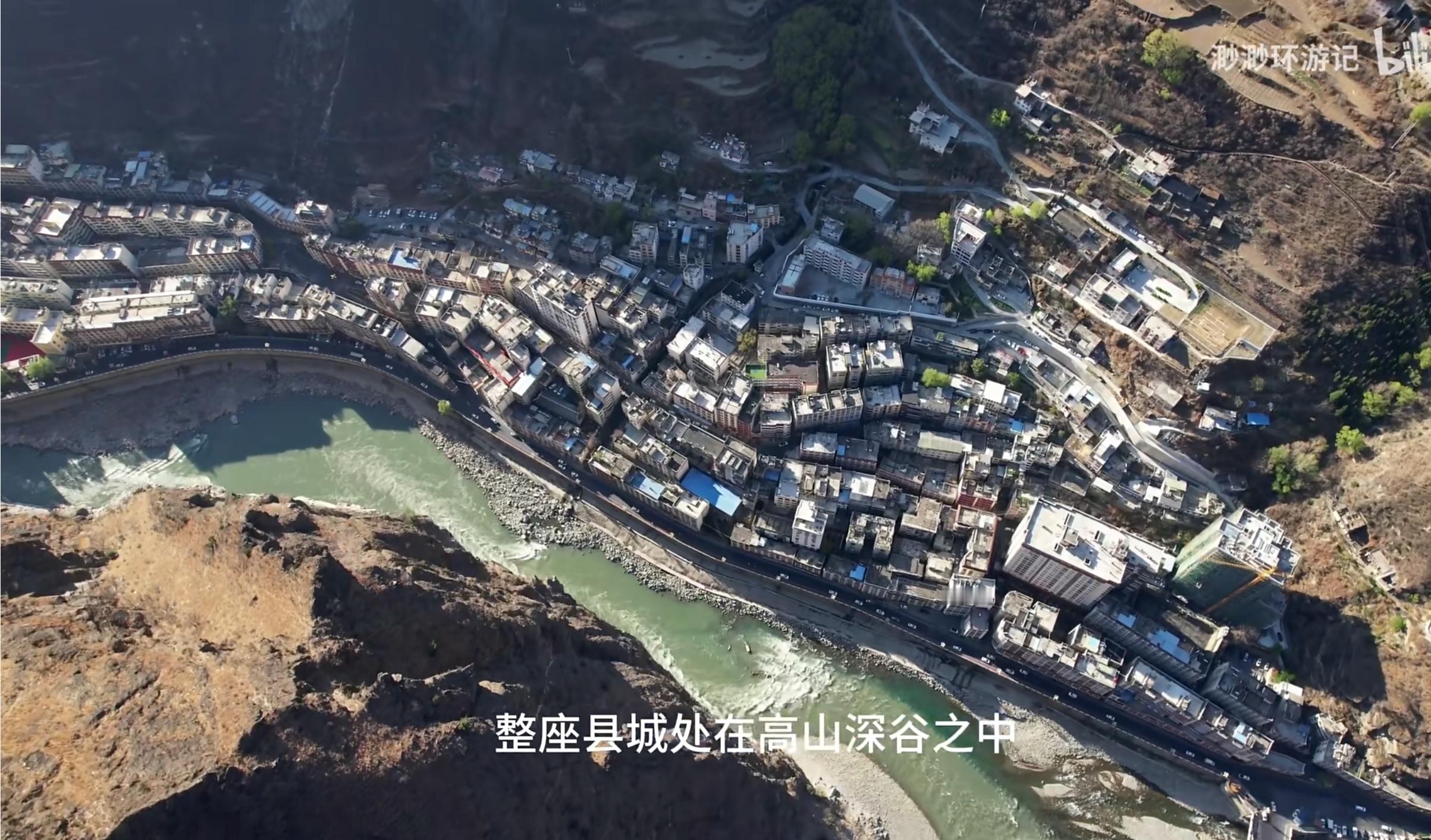 年初我妈去川西旅游，我还找了下攻略，看到丹巴县这种建在半山腰上的小县城，还觉得有