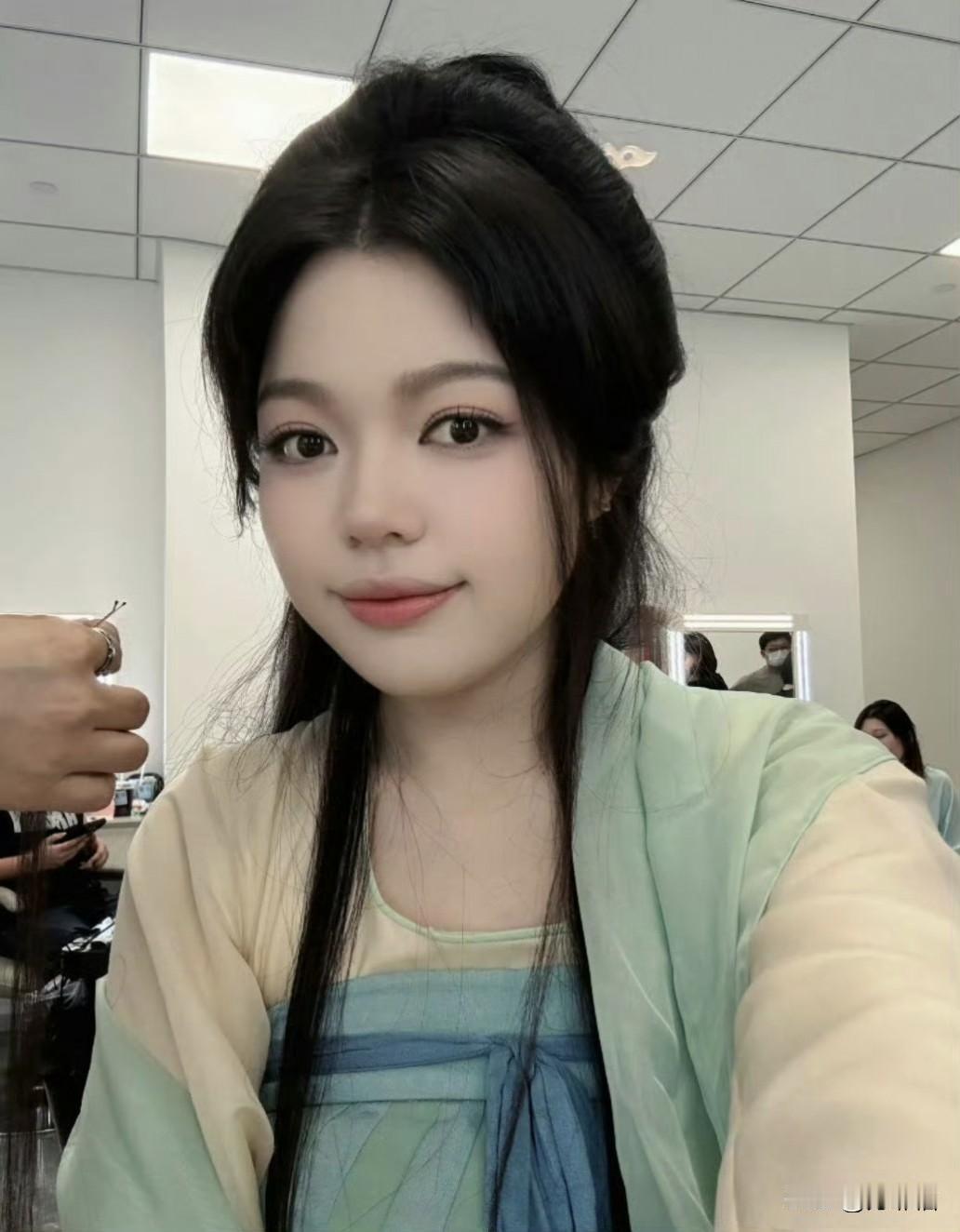 丑小鸭变天鹅到底是幻想，变美变瘦的热搜买了一箩筐，又是撞脸赵今麦又是长得像赵露思