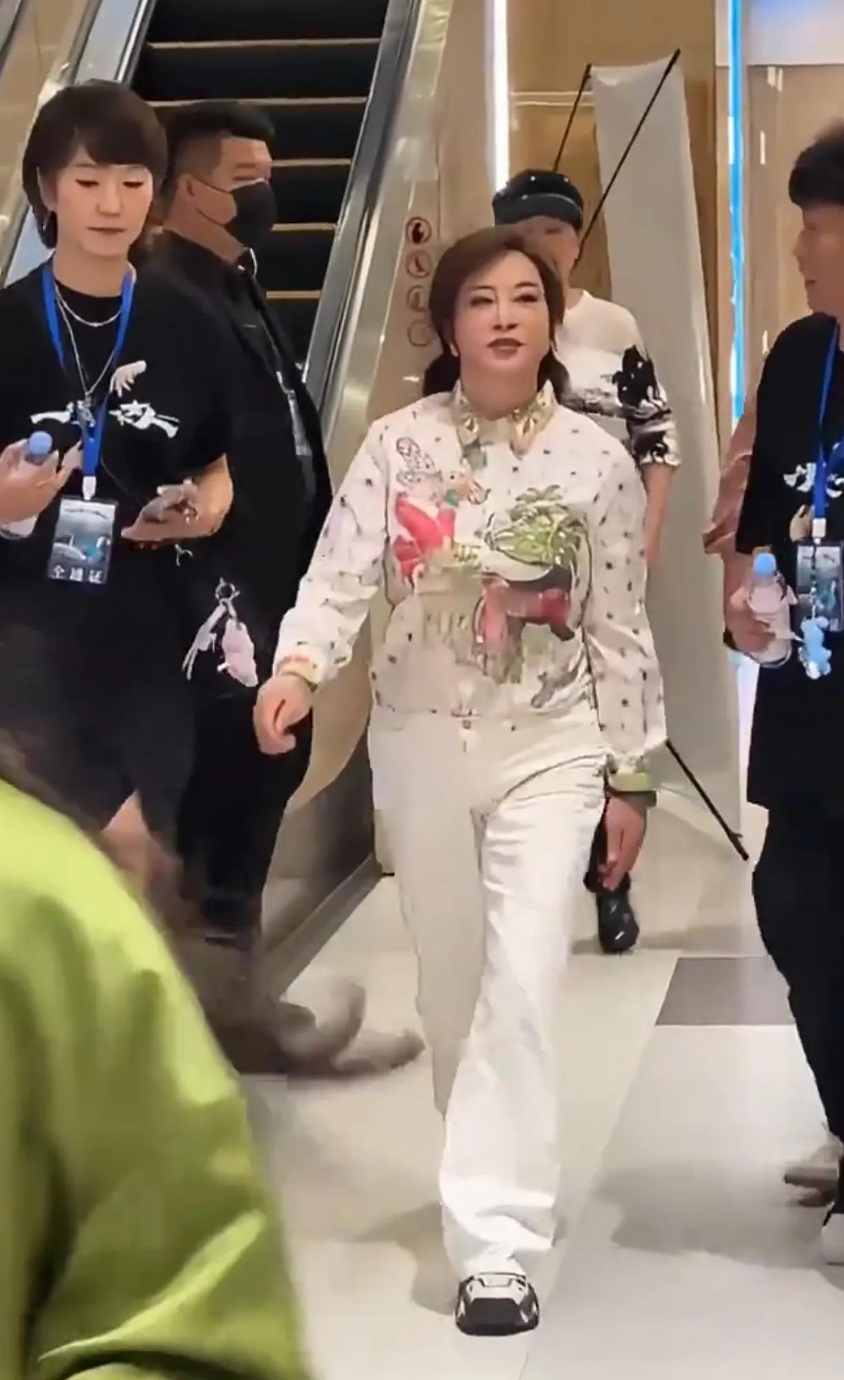 刘晓庆每次出面，走路都是大步流星，腰板很直溜，75岁了，这精神状态也太好了。