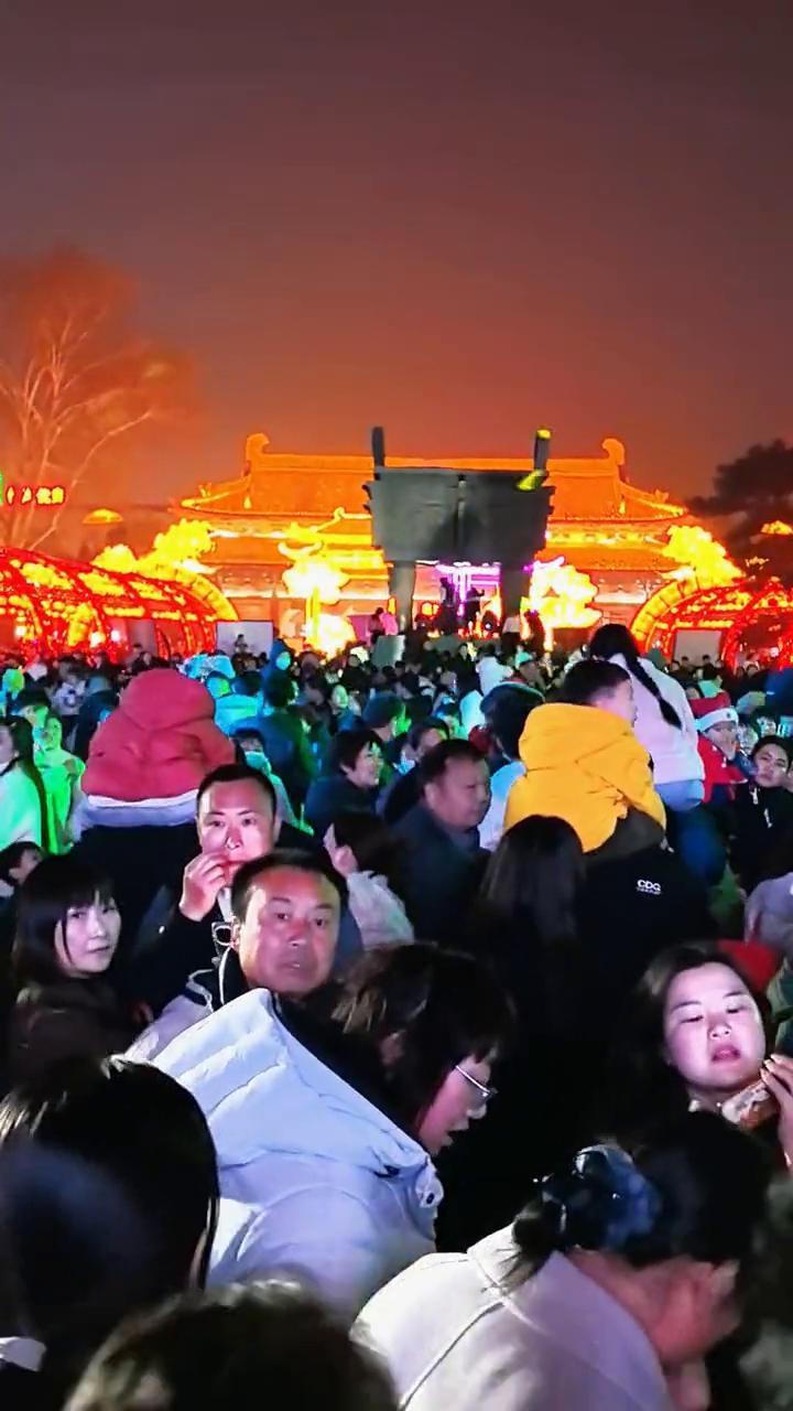 元霄之夜人如潮，洛阳上元灯会王城分会场。
现在是进场时间。