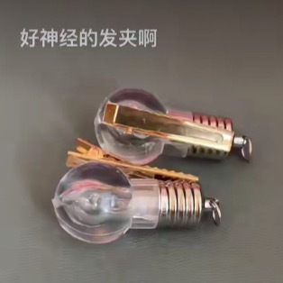 呃这个灯泡发夹有没有只发红光版，我有点感兴趣了这个春天和苏新皓一起温柔陪伴