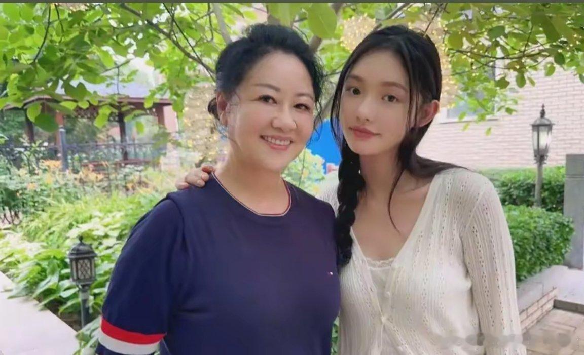 明星月嫂发林允合照 别人我不知道，但林允是真的不在乎[嘻嘻][嘻嘻]毕竟是为了能