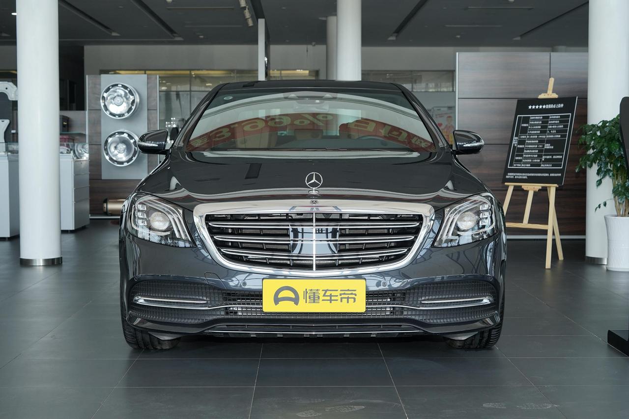 在商务车的江湖里，奔驰S级无疑是那无可争议的“一哥”。即便时光流转、市场变幻，它