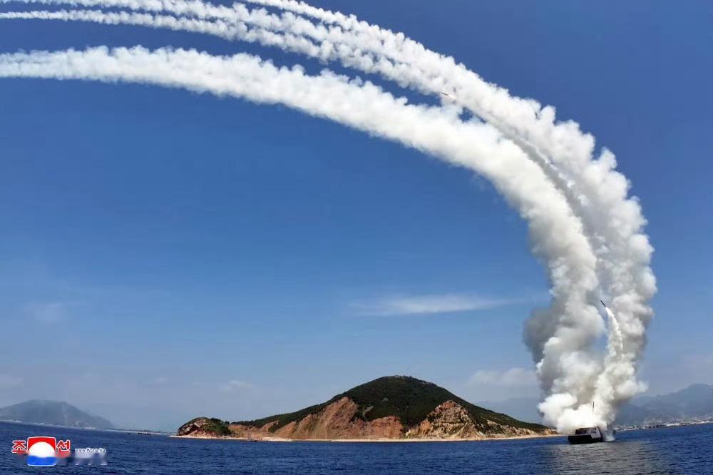 【“姜健”号驱逐舰进行武器系统性能评估试验】７月３日进行了战略巡航导弹试射和舰炮