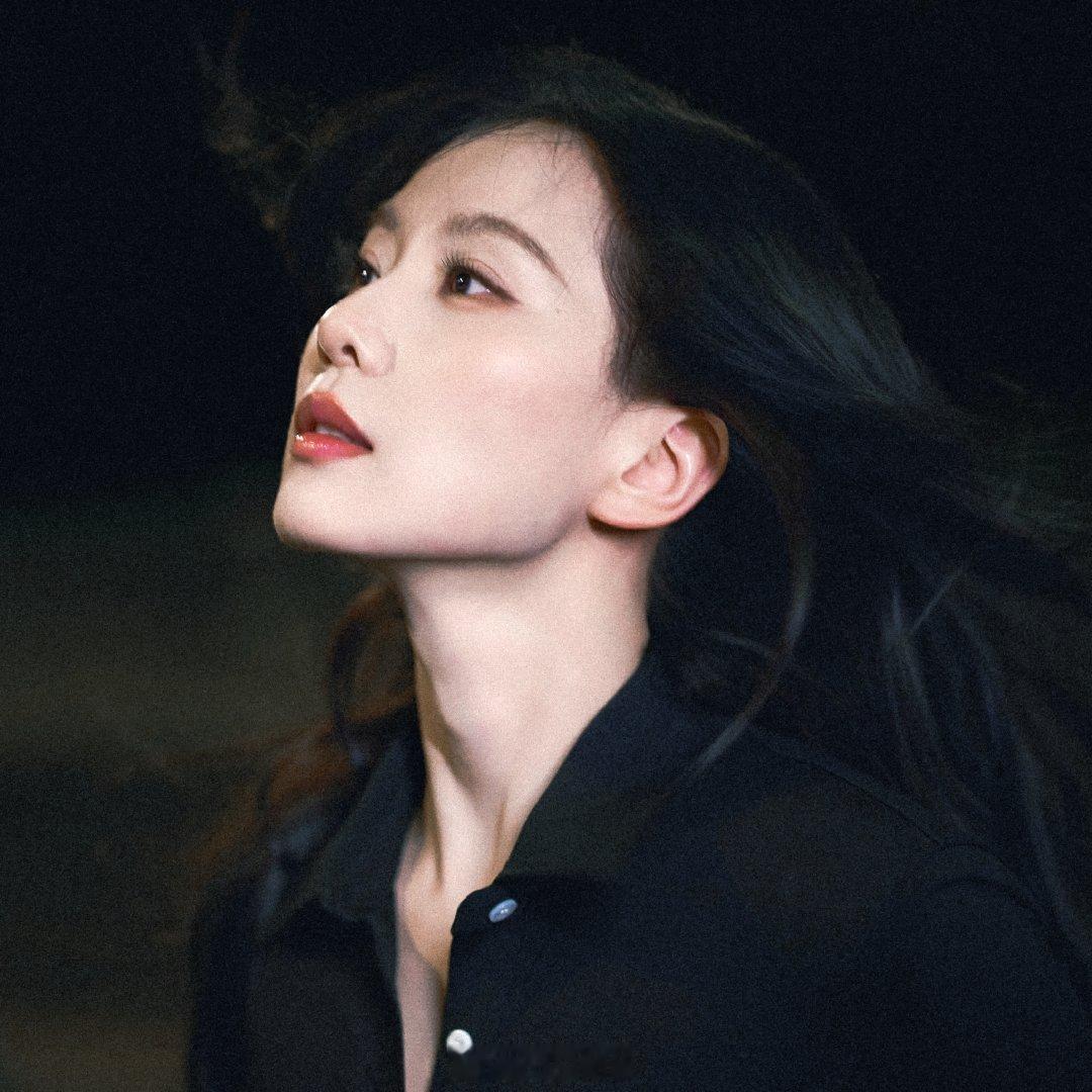 谁懂啊，这三张图真的好绝刘诗诗轻而易举的把我钓成翘嘴了刘诗诗抱着别的妹妹 ​​​