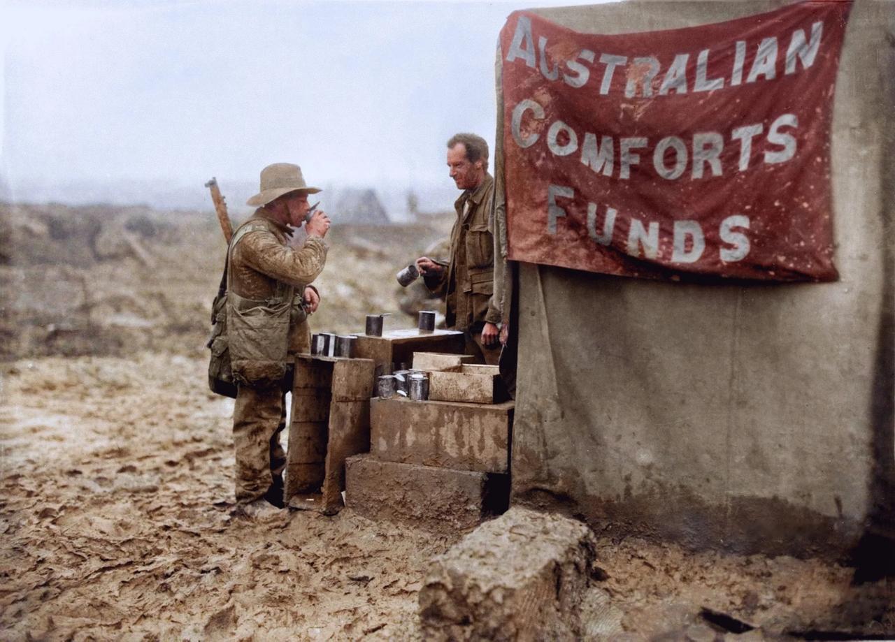 1916 年 12 月，
澳大利亚士兵在法国隆格瓦尔的澳大利亚舒适基金摊位上享用