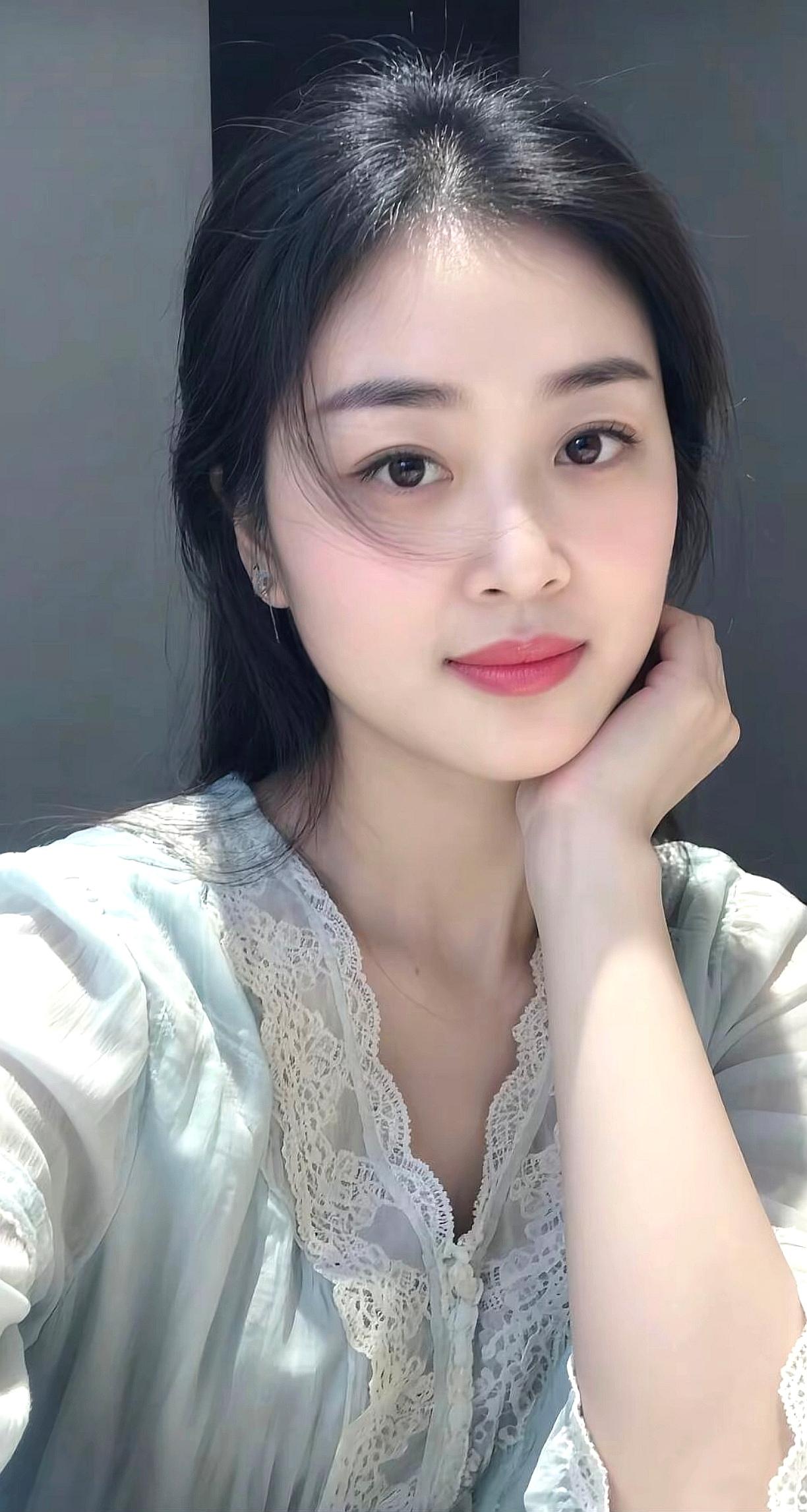 此女只应天上有，难得来人间几回见。