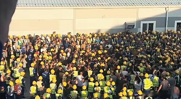 中国工人俄罗斯讨薪被捕 上千工友包围警车唱起国歌…2026 年 8 月 9 日，