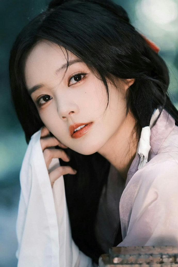 #李一桐摘面纱回眸镜头# 天哪，无限次感慨我和她真的是一个世界的人吗？怎么感觉她