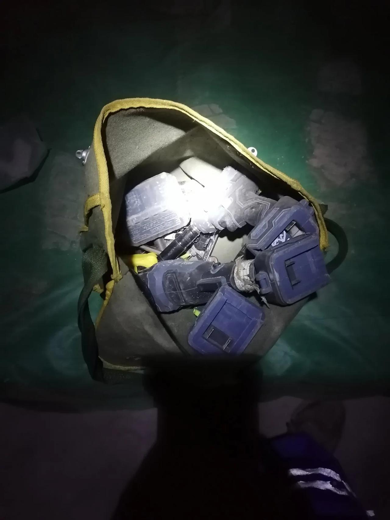 大家好，我是水电工星仔，安装电工的必备，角磨机、手电钻、电板手，卷尺、各种开口扳