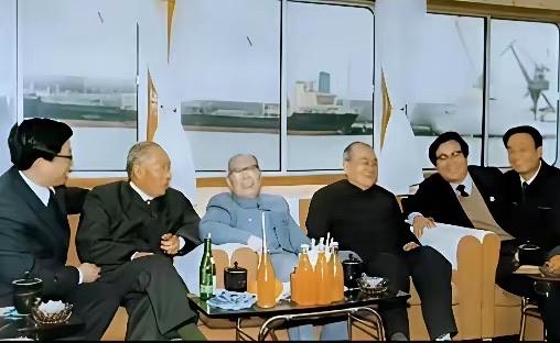 1986年5月，万里、宋任穷、胡乔木一行在上海乘船考察黄浦江与上海港口，在船舱会