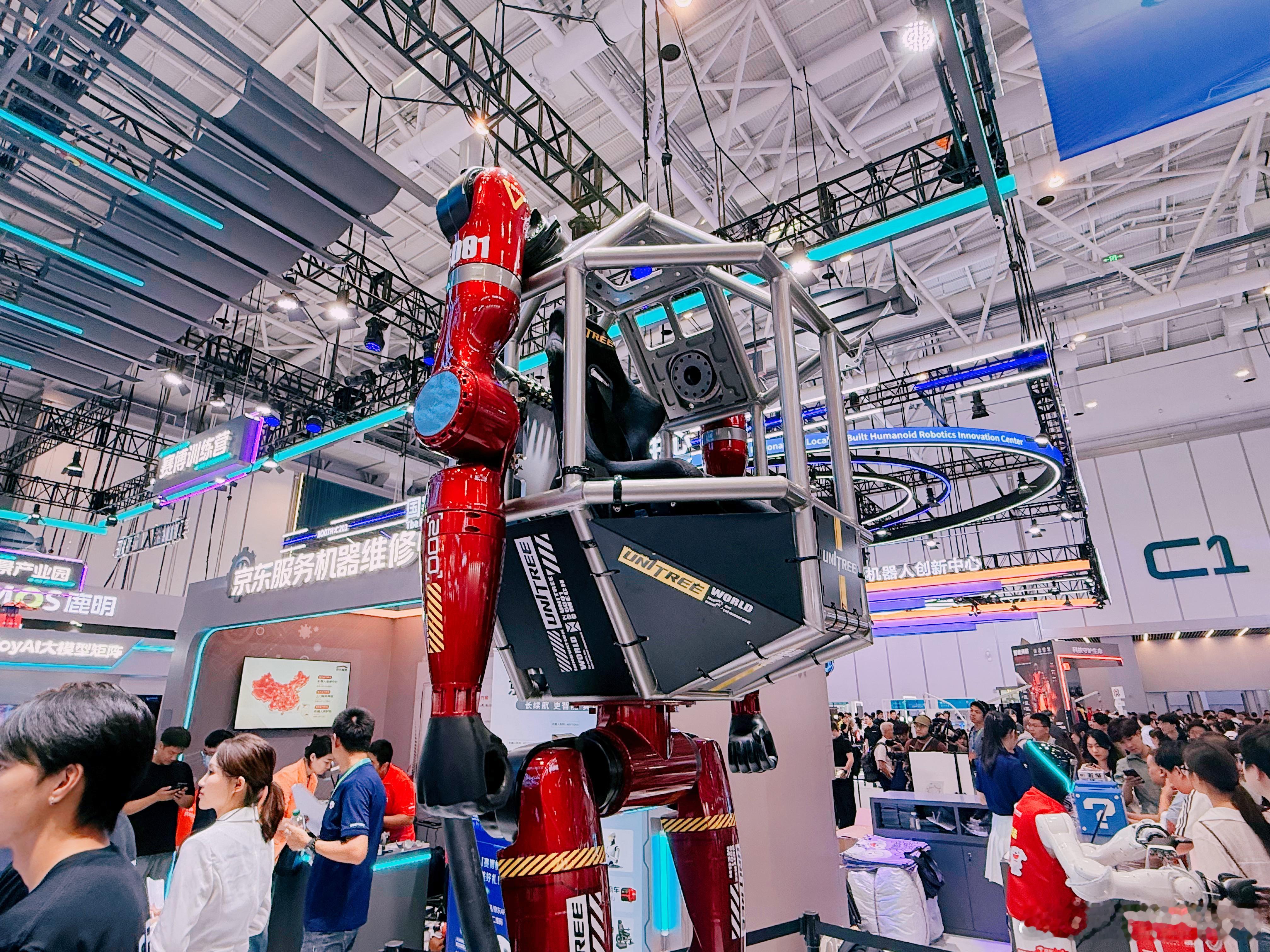 世界机器人大会2026WRC第一天，最戳我的不是哪家机器人走得稳、跳得高，而是展