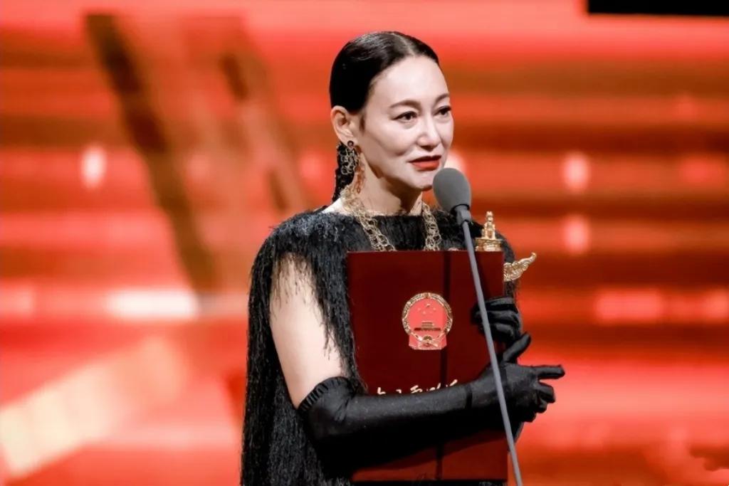 惠英红:你以为我在巅峰，其实我在追光
我们总羡慕影后惠英红的风光，却不知她的人生