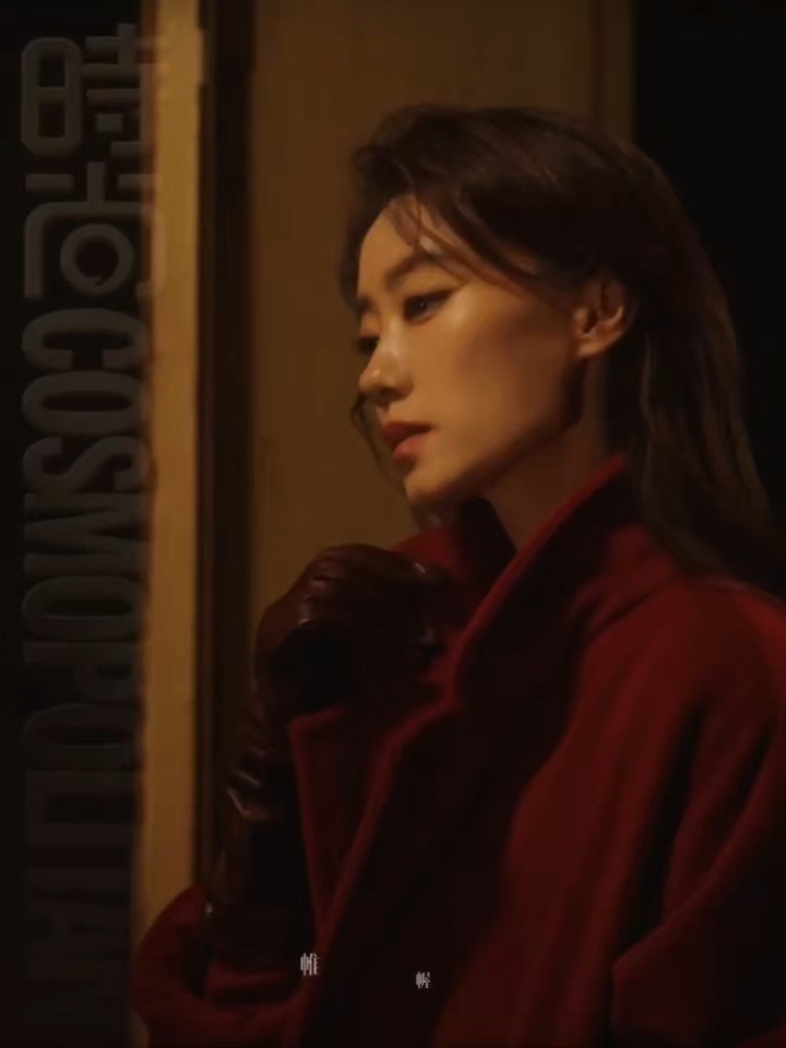 张小斐时尚COSMO闭年刊封面张小斐一身红大衣坐镇COSMO 闭年刊！姐真的又红