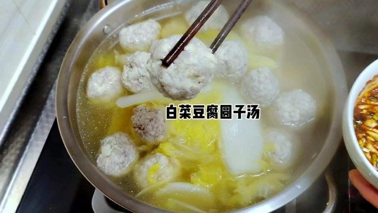 ✨分享一个白菜豆腐圆子汤，豆腐圆子Q弹紧实，不放淀粉也不散。

🍳食材：
肉沫