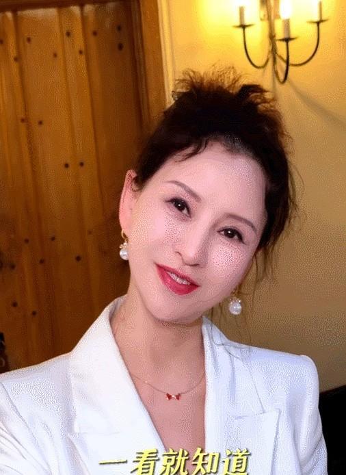 张予曦被质疑整容，母亲直接上阵拍视频澄清。
网友看完母女同框，直接认了：这基因真