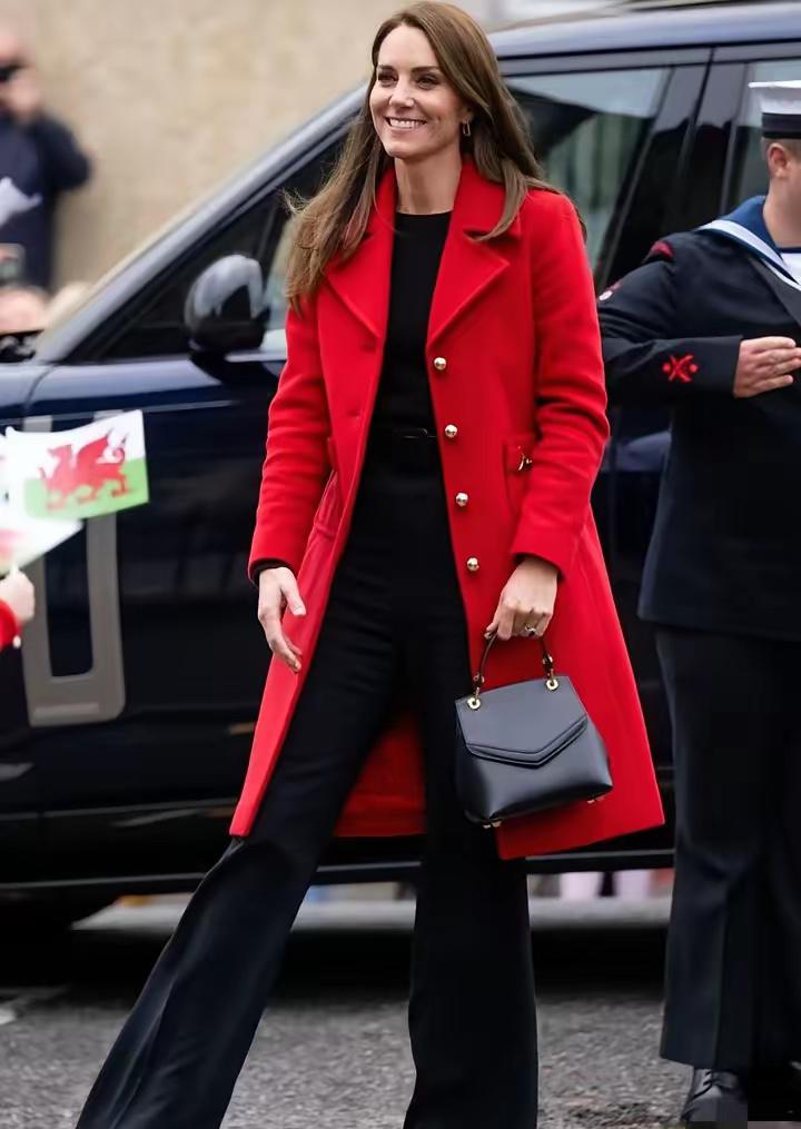 凯特王妃的红色大衣配黑色内搭真的好高级，干练又不失优雅。每次的造型凯特王妃总能和