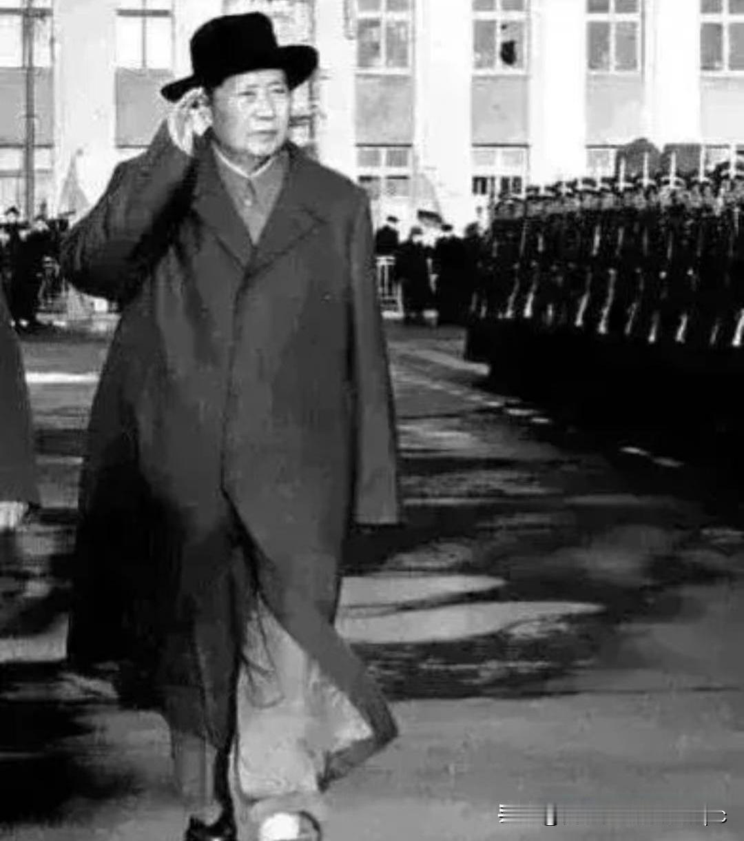 1949年12月16日中午,毛主席的专列来到了莫斯科北站，苏联部长会议副主席莫洛