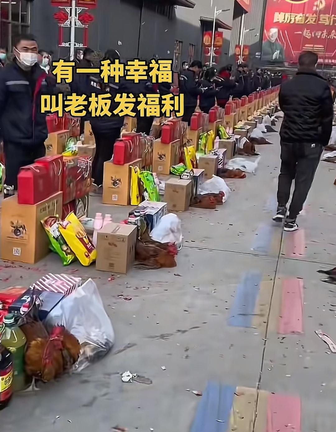 国庆中秋不一样的礼物
快下班了，老板通知，下班了在公司广场发国庆中秋礼物，不要错