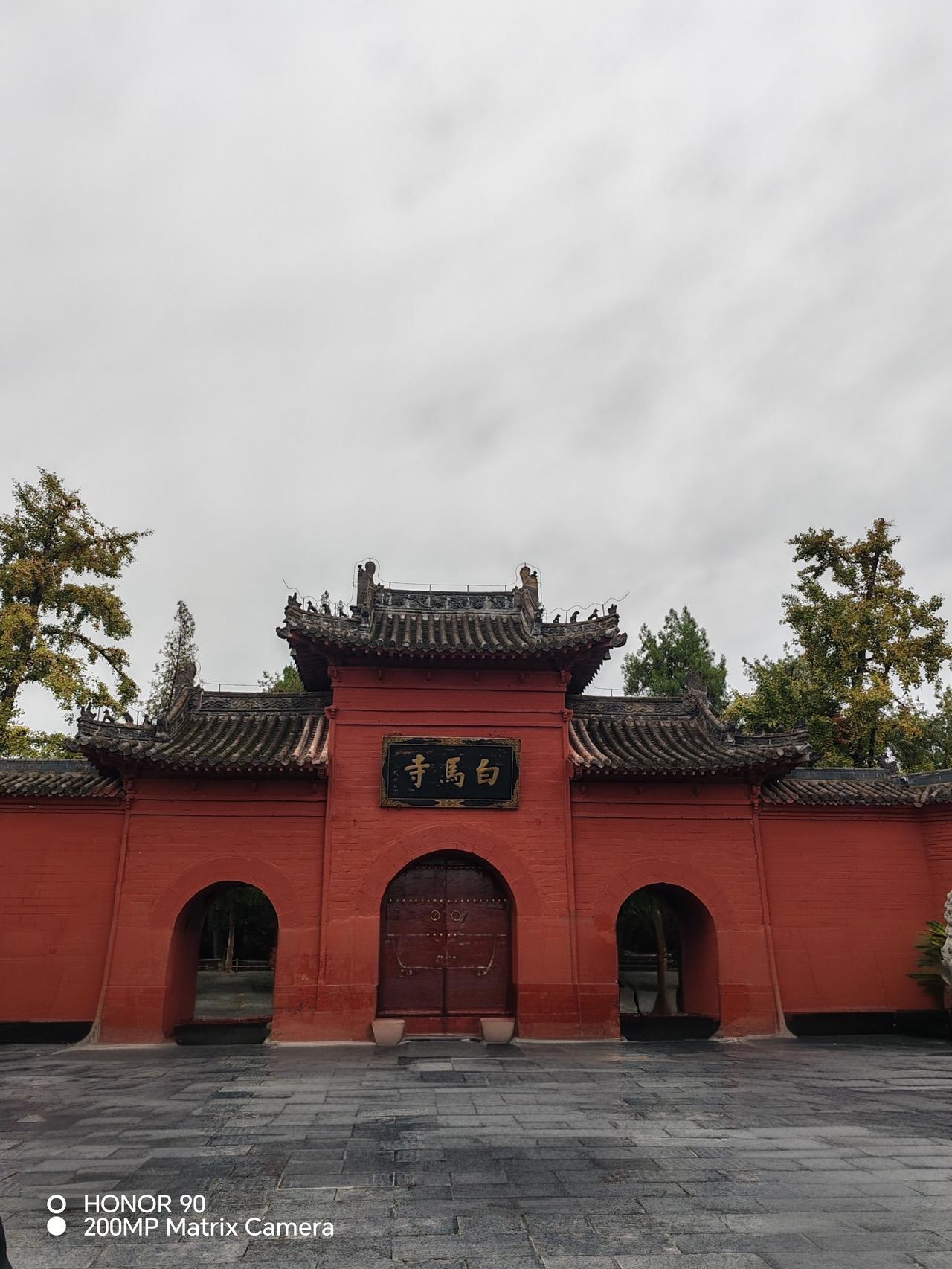 洛阳白马寺，是中国首座古刹，也是佛教的释源祖庭。
在龙门石窟足足逛了三个多钟头，