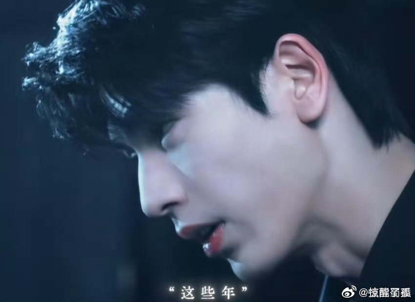 张凌赫复仇这段帅得有点男鬼味了指尖染血轻抹双唇定格经典镜头，角色优雅外壳裹着执拗