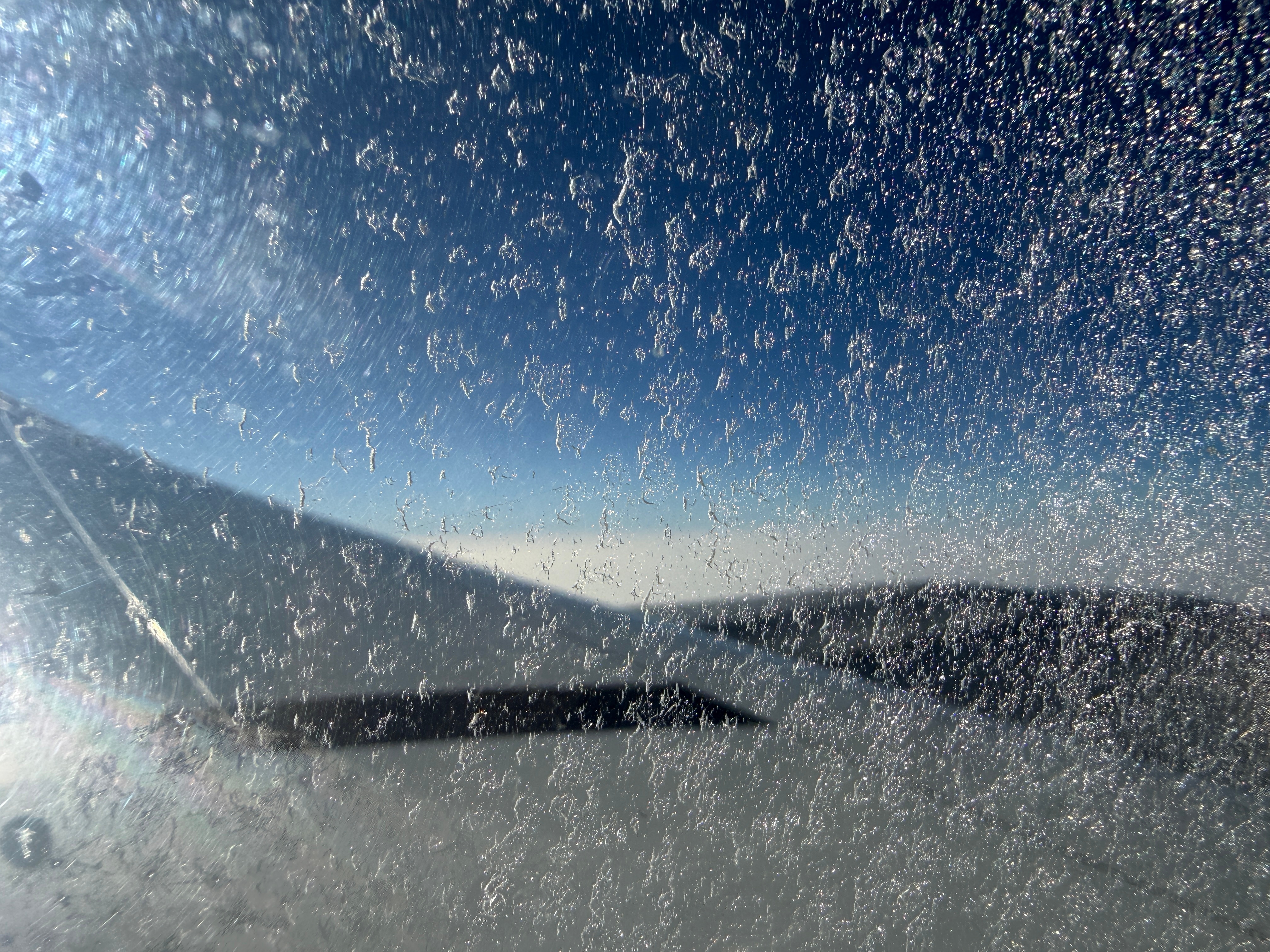 今天三亚飞北京，坐的国航330，舷窗玻璃已经花到没法忍受的程度了，之前还有人跟我