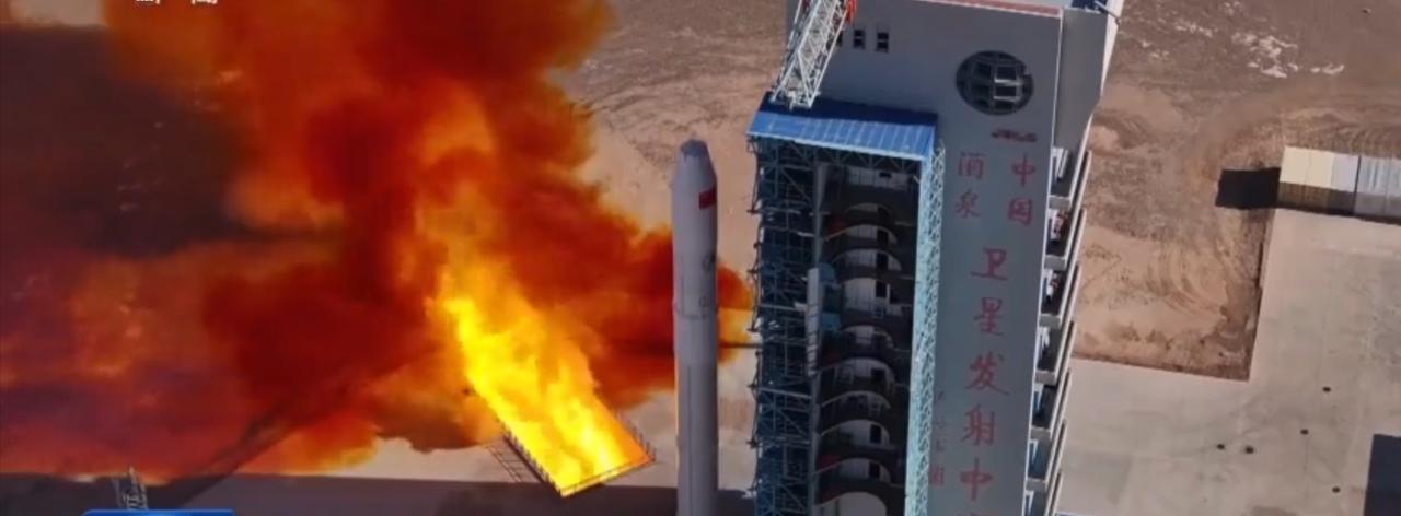 在酒泉卫星发射中心，搭载阿尔及利亚“遥感二号卫星”的火箭点火升空，烈焰裹挟着橙红