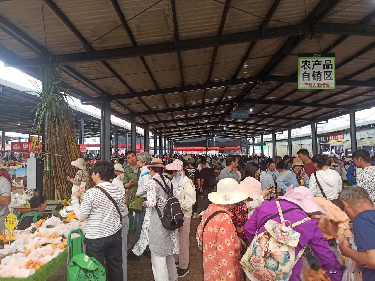 滇东南市集，弥勒市‌规模最大的综合农贸市场‌，也是红河州较大的农产品批发市场之一