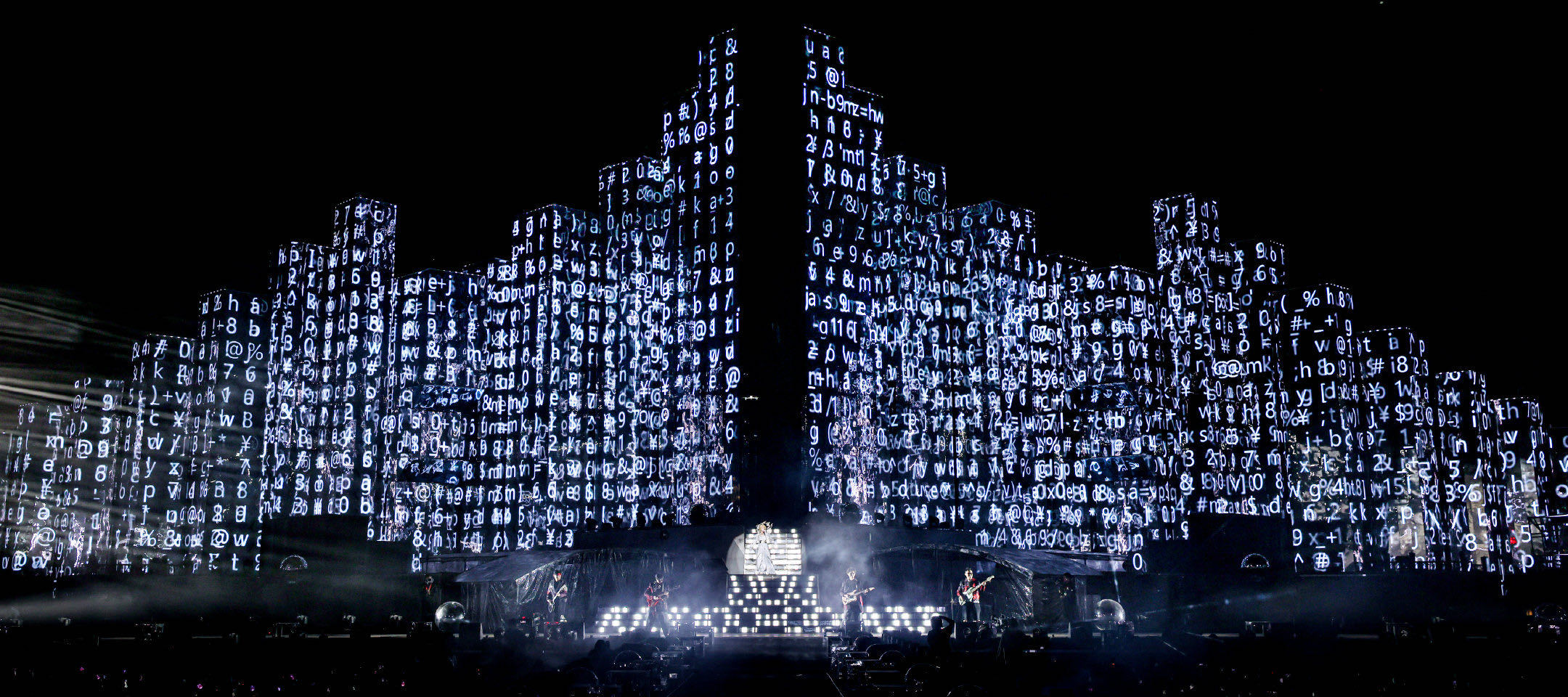 华晨宇离观众近到被添加AI提示 现在连看演唱会都需要AI验证真实性了吗？和观众的