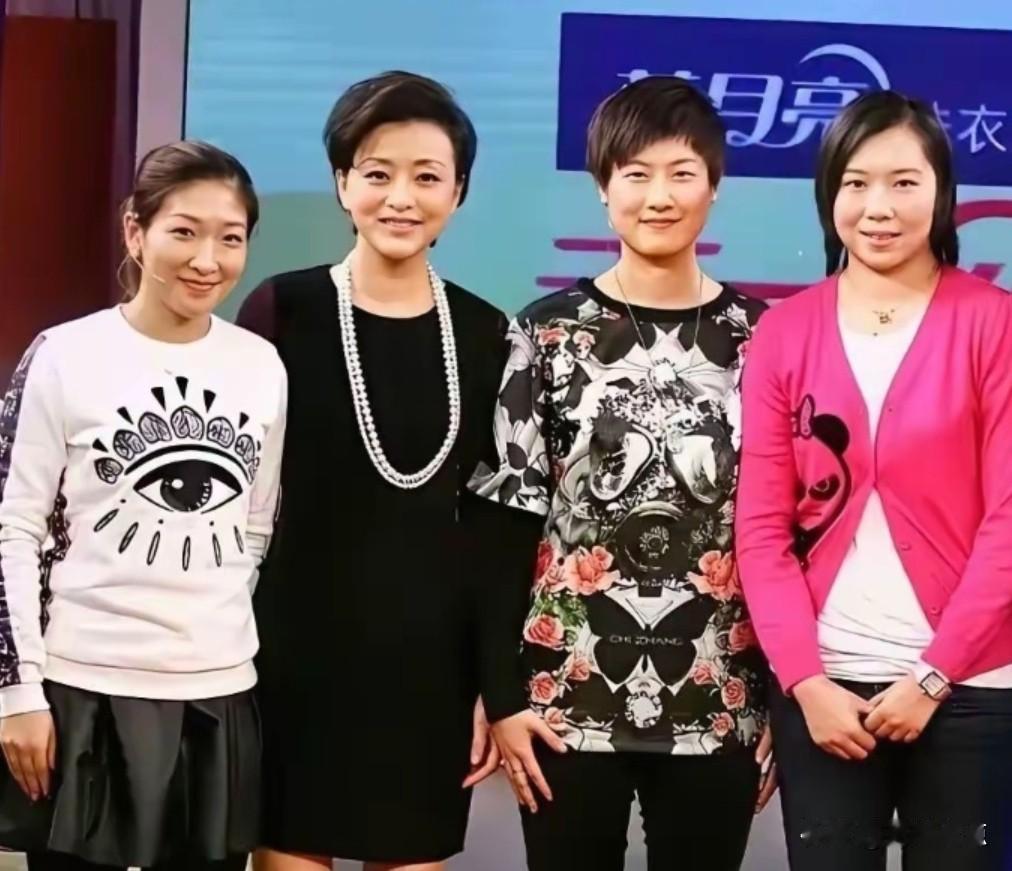 和杨澜同框的国乒三位女将，全是刻进一代人青春里的名字。
这哪里是普通同框，明明是
