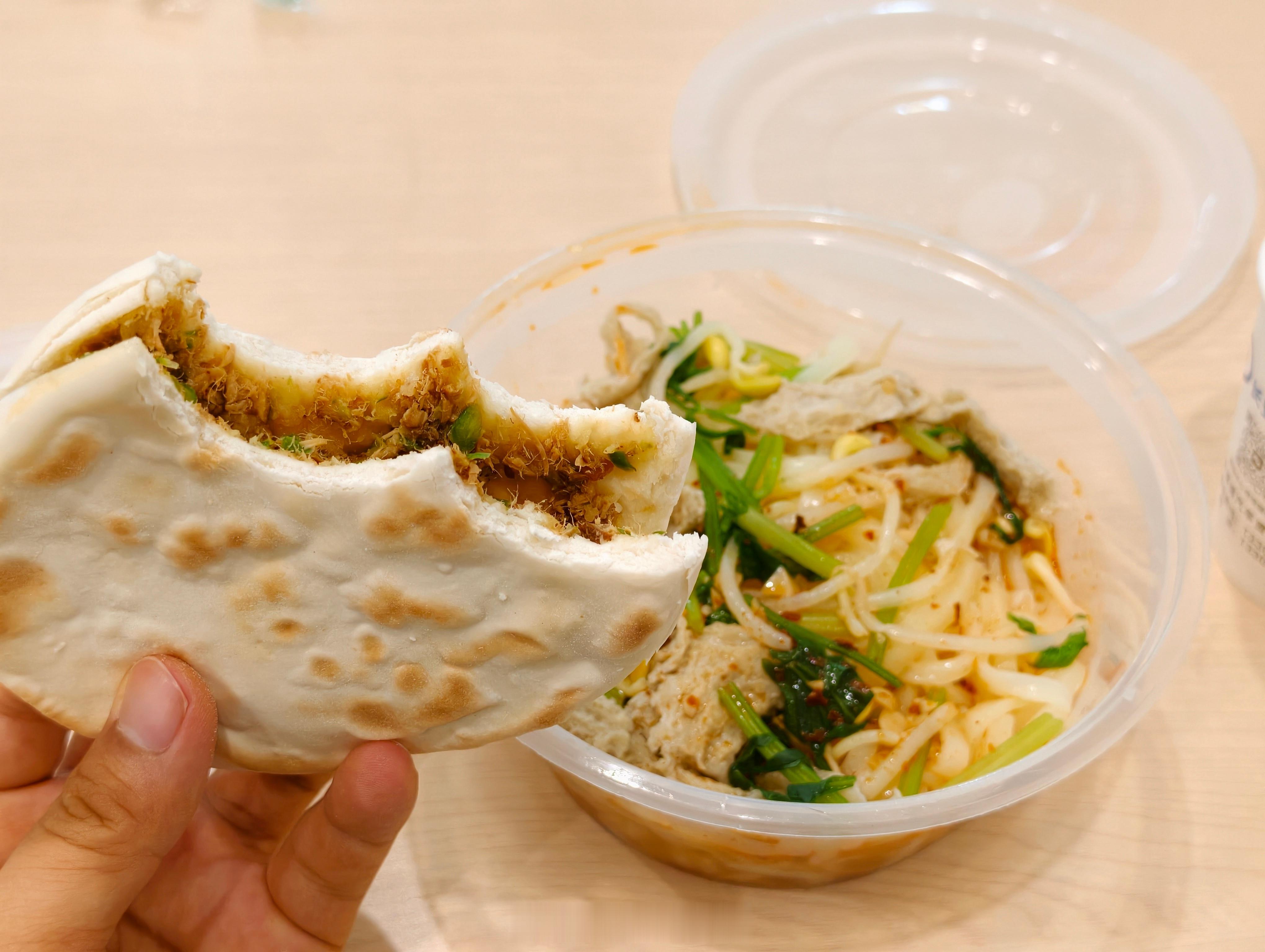 来长安维保中心给我的深蓝S07做首保，吃上了免费的午餐，秦人最爱的凉皮肉夹馍，夏