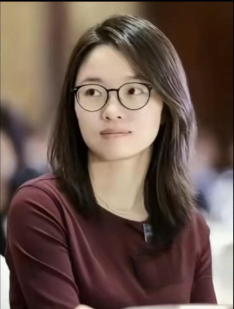 啥样的美女让人眼前一亮谁说清北无美女，此女美丽似彩虹！——青年数学家王虹肖像！