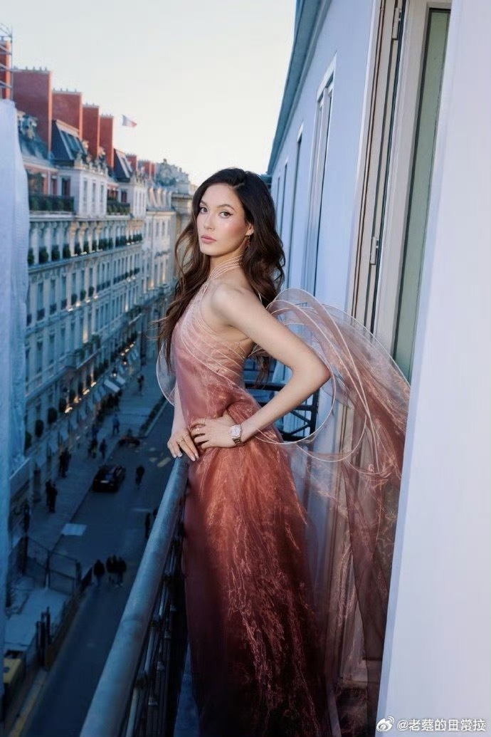 谷爱凌法国晒照 元宵夜现身巴黎卢浮宫！穿羽翼高定礼服仙气爆棚，社媒晒照送元宵祝福