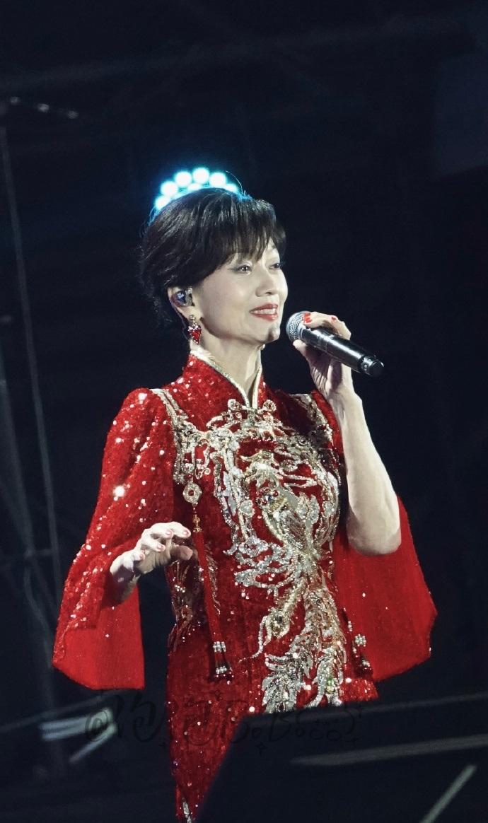 今天赵雅芝在出席活动的时候搭配了一身红色的衣服，看起来非常的有华丽感，整体效果极