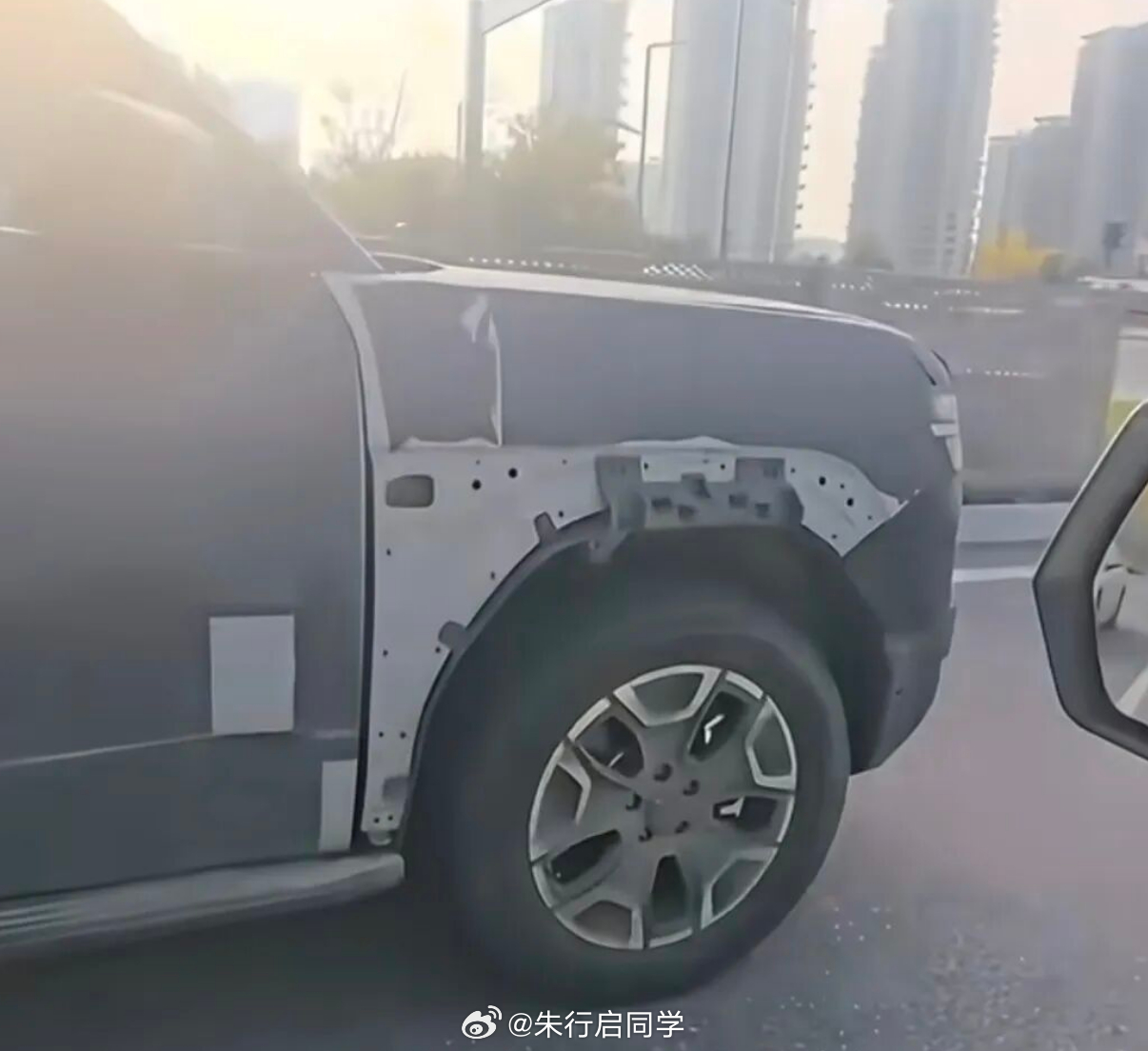 近日，我们获取了一组关于比亚迪方程豹钛7加长版的测试车照片，明显看起来大了一圈。