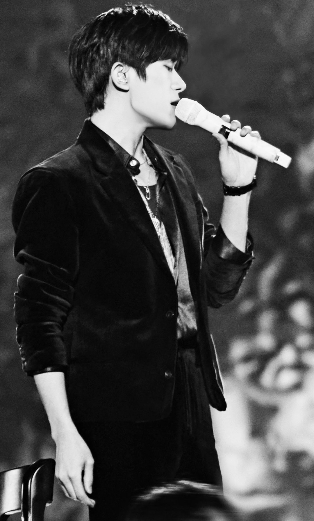 “我愿意把那海誓把那山盟刺在我的右手，牵着你远走。”四字 易烊千玺 yyqx 四